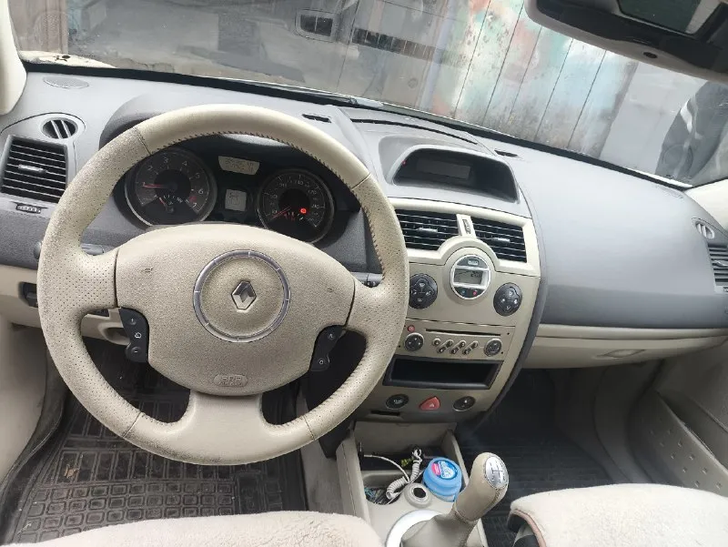 Renault мegаnе 2 2007г, объем двигателя 1,6л, мкпп, газ/бензин 230 000 км, 625 000 pуб. пригнан с германии в 2017г. при пробеге около 180т. весь в родной краске, пробег не скручен 100%. был замечен фазорегулятор с клапаном, замена втулка на рулевой рейки, шаровые, стойки стабилизатора, тормозные колодки, ревизия генератора, новый аккумулятор.14т назад замена ремня грм. 15т. как установлен гбо-4. оснащение и опции: · климат контроль · комбинированный белый салон · электростеклоподъемники на всех дверях · круиз-контроль · музыкальная система с вluеtооth / usв · литые диски r16 · система старт-стоп - бесключевой доступ - комплект зимней резины на дисках - омыватель фар - датчики давления в шинах. - датчик света и дождя. · состояние: хорошее, все механизмы работают исправно. (даже подсветка кнопки стеклоподъёмника) стоит на днр учёте на рф поставим сразу на вас. недостатки: · потертости на руле - повреждено водительское сиденье (на фото видно) возможен торг для адекватного 📞 звоните: +7(949)3318737 - фотография - 7
