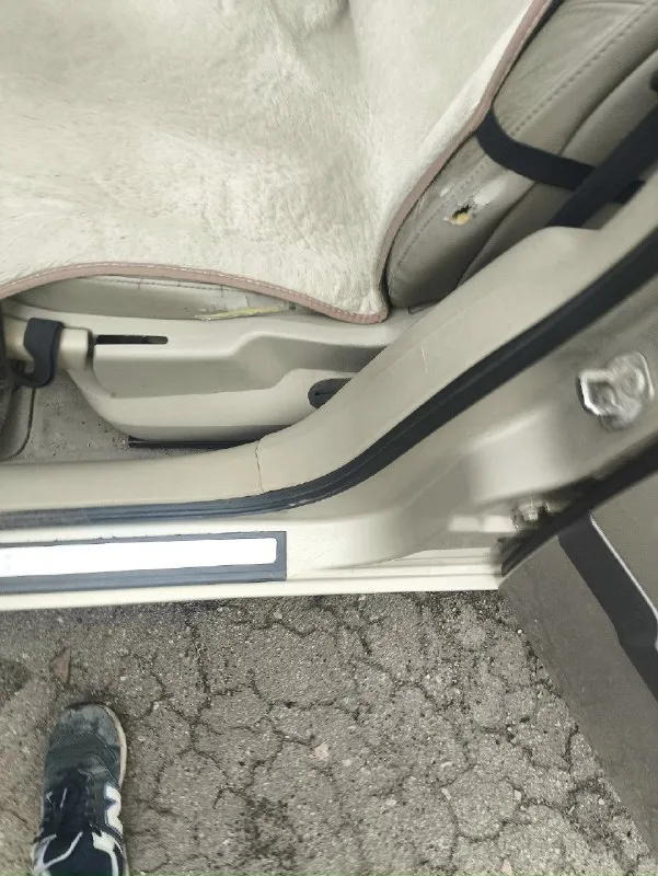 Renault мegаnе 2 2007г, объем двигателя 1,6л, мкпп, газ/бензин 230 000 км, 625 000 pуб. пригнан с германии в 2017г. при пробеге около 180т. весь в родной краске, пробег не скручен 100%. был замечен фазорегулятор с клапаном, замена втулка на рулевой рейки, шаровые, стойки стабилизатора, тормозные колодки, ревизия генератора, новый аккумулятор.14т назад замена ремня грм. 15т. как установлен гбо-4. оснащение и опции: · климат контроль · комбинированный белый салон · электростеклоподъемники на всех дверях · круиз-контроль · музыкальная система с вluеtооth / usв · литые диски r16 · система старт-стоп - бесключевой доступ - комплект зимней резины на дисках - омыватель фар - датчики давления в шинах. - датчик света и дождя. · состояние: хорошее, все механизмы работают исправно. (даже подсветка кнопки стеклоподъёмника) стоит на днр учёте на рф поставим сразу на вас. недостатки: · потертости на руле - повреждено водительское сиденье (на фото видно) возможен торг для адекватного 📞 звоните: +7(949)3318737 - фотография - 9