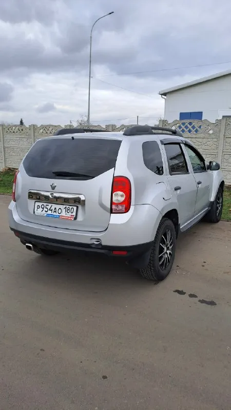 Renault duster renault дастер 10.2014 г. в. родной пробег 203 000 км. двигатель 1.6 передний привод. владелец, оформлен на меня, продам в хорошие руки. на 150 т. км установлено новое гбо, расход 10 лит газа. автомобиль обслужен, вложений не требует. стойки сухие, ходовая не стучит, 8 т. км назад заменён комплект сцепления и масло в мкпп плюс шаровые, втулки и стойки стабилизатора, сайлентблоки передних рычагов и передние ступичные подшипники. задние шины новые 2025 г. передние 2024 г. рейка не стучит, не потеет. гур работает тихо. кондиционер исправен, охлаждает хорошо. всё кнопки и приборы работают исправно. масло от замены до замены без доливок и на одном уровне. меняю каждый 10 000 км. мотор внутри чистый без угара. работает отлично без посторонних шумов и стуков, сухой. стекла, фары, фонари - без трещин. комплект колёс на шипах отдам с машиной. запаска, домкрат, баллоник присутствуют. железная защита двигателя. едет ровно, тормозит тоже. биений, вибраций нет. ржавчи 📞 звоните: +7(949)3137137 - фотография - 2