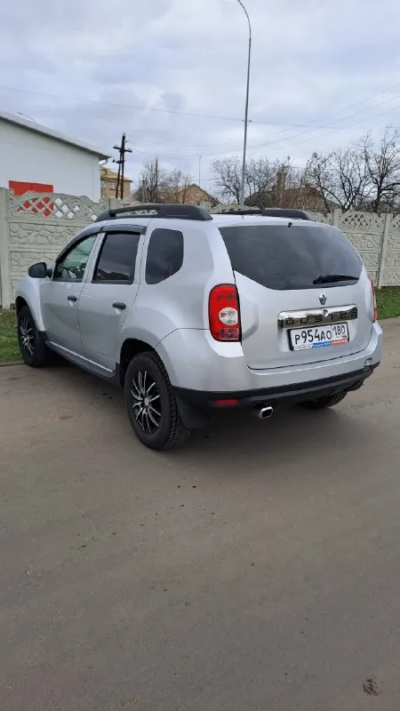 Renault duster renault дастер 10.2014 г. в. родной пробег 203 000 км. двигатель 1.6 передний привод. владелец, оформлен на меня, продам в хорошие руки. на 150 т. км установлено новое гбо, расход 10 лит газа. автомобиль обслужен, вложений не требует. стойки сухие, ходовая не стучит, 8 т. км назад заменён комплект сцепления и масло в мкпп плюс шаровые, втулки и стойки стабилизатора, сайлентблоки передних рычагов и передние ступичные подшипники. задние шины новые 2025 г. передние 2024 г. рейка не стучит, не потеет. гур работает тихо. кондиционер исправен, охлаждает хорошо. всё кнопки и приборы работают исправно. масло от замены до замены без доливок и на одном уровне. меняю каждый 10 000 км. мотор внутри чистый без угара. работает отлично без посторонних шумов и стуков, сухой. стекла, фары, фонари - без трещин. комплект колёс на шипах отдам с машиной. запаска, домкрат, баллоник присутствуют. железная защита двигателя. едет ровно, тормозит тоже. биений, вибраций нет. ржавчи 📞 звоните: +7(949)3137137 - фотография - 3