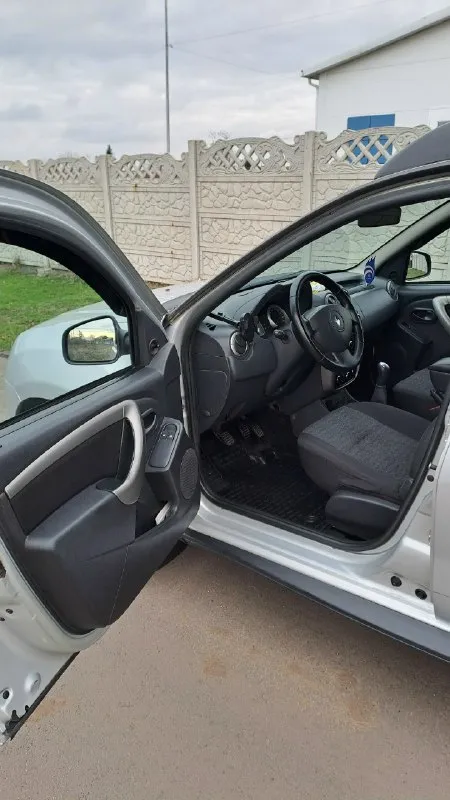 Renault duster renault дастер 10.2014 г. в. родной пробег 203 000 км. двигатель 1.6 передний привод. владелец, оформлен на меня, продам в хорошие руки. на 150 т. км установлено новое гбо, расход 10 лит газа. автомобиль обслужен, вложений не требует. стойки сухие, ходовая не стучит, 8 т. км назад заменён комплект сцепления и масло в мкпп плюс шаровые, втулки и стойки стабилизатора, сайлентблоки передних рычагов и передние ступичные подшипники. задние шины новые 2025 г. передние 2024 г. рейка не стучит, не потеет. гур работает тихо. кондиционер исправен, охлаждает хорошо. всё кнопки и приборы работают исправно. масло от замены до замены без доливок и на одном уровне. меняю каждый 10 000 км. мотор внутри чистый без угара. работает отлично без посторонних шумов и стуков, сухой. стекла, фары, фонари - без трещин. комплект колёс на шипах отдам с машиной. запаска, домкрат, баллоник присутствуют. железная защита двигателя. едет ровно, тормозит тоже. биений, вибраций нет. ржавчи 📞 звоните: +7(949)3137137 - фотография - 4