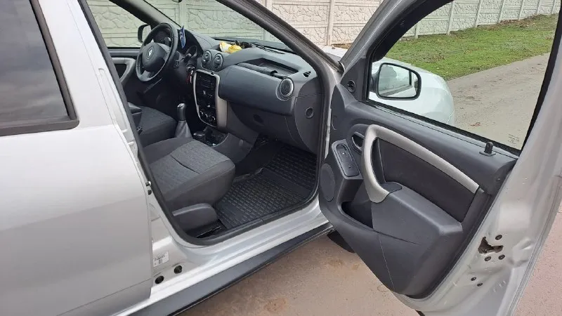 Renault duster renault дастер 10.2014 г. в. родной пробег 203 000 км. двигатель 1.6 передний привод. владелец, оформлен на меня, продам в хорошие руки. на 150 т. км установлено новое гбо, расход 10 лит газа. автомобиль обслужен, вложений не требует. стойки сухие, ходовая не стучит, 8 т. км назад заменён комплект сцепления и масло в мкпп плюс шаровые, втулки и стойки стабилизатора, сайлентблоки передних рычагов и передние ступичные подшипники. задние шины новые 2025 г. передние 2024 г. рейка не стучит, не потеет. гур работает тихо. кондиционер исправен, охлаждает хорошо. всё кнопки и приборы работают исправно. масло от замены до замены без доливок и на одном уровне. меняю каждый 10 000 км. мотор внутри чистый без угара. работает отлично без посторонних шумов и стуков, сухой. стекла, фары, фонари - без трещин. комплект колёс на шипах отдам с машиной. запаска, домкрат, баллоник присутствуют. железная защита двигателя. едет ровно, тормозит тоже. биений, вибраций нет. ржавчи 📞 звоните: +7(949)3137137 - фотография - 5