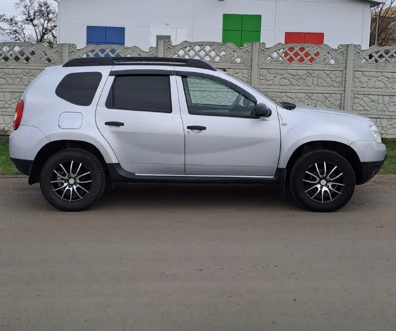 Renault duster renault дастер 10.2014 г. в. родной пробег 203 000 км. двигатель 1.6 передний привод. владелец, оформлен на меня, продам в хорошие руки. на 150 т. км установлено новое гбо, расход 10 лит газа. автомобиль обслужен, вложений не требует. стойки сухие, ходовая не стучит, 8 т. км назад заменён комплект сцепления и масло в мкпп плюс шаровые, втулки и стойки стабилизатора, сайлентблоки передних рычагов и передние ступичные подшипники. задние шины новые 2025 г. передние 2024 г. рейка не стучит, не потеет. гур работает тихо. кондиционер исправен, охлаждает хорошо. всё кнопки и приборы работают исправно. масло от замены до замены без доливок и на одном уровне. меняю каждый 10 000 км. мотор внутри чистый без угара. работает отлично без посторонних шумов и стуков, сухой. стекла, фары, фонари - без трещин. комплект колёс на шипах отдам с машиной. запаска, домкрат, баллоник присутствуют. железная защита двигателя. едет ровно, тормозит тоже. биений, вибраций нет. ржавчи 📞 звоните: +7(949)3137137 - фотография - 8