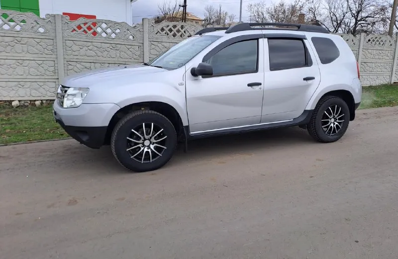 Renault duster renault дастер 10.2014 г. в. родной пробег 203 000 км. двигатель 1.6 передний привод. владелец, оформлен на меня, продам в хорошие руки. на 150 т. км установлено новое гбо, расход 10 лит газа. автомобиль обслужен, вложений не требует. стойки сухие, ходовая не стучит, 8 т. км назад заменён комплект сцепления и масло в мкпп плюс шаровые, втулки и стойки стабилизатора, сайлентблоки передних рычагов и передние ступичные подшипники. задние шины новые 2025 г. передние 2024 г. рейка не стучит, не потеет. гур работает тихо. кондиционер исправен, охлаждает хорошо. всё кнопки и приборы работают исправно. масло от замены до замены без доливок и на одном уровне. меняю каждый 10 000 км. мотор внутри чистый без угара. работает отлично без посторонних шумов и стуков, сухой. стекла, фары, фонари - без трещин. комплект колёс на шипах отдам с машиной. запаска, домкрат, баллоник присутствуют. железная защита двигателя. едет ровно, тормозит тоже. биений, вибраций нет. ржавчи 📞 звоните: +7(949)3137137 - фотография - 9