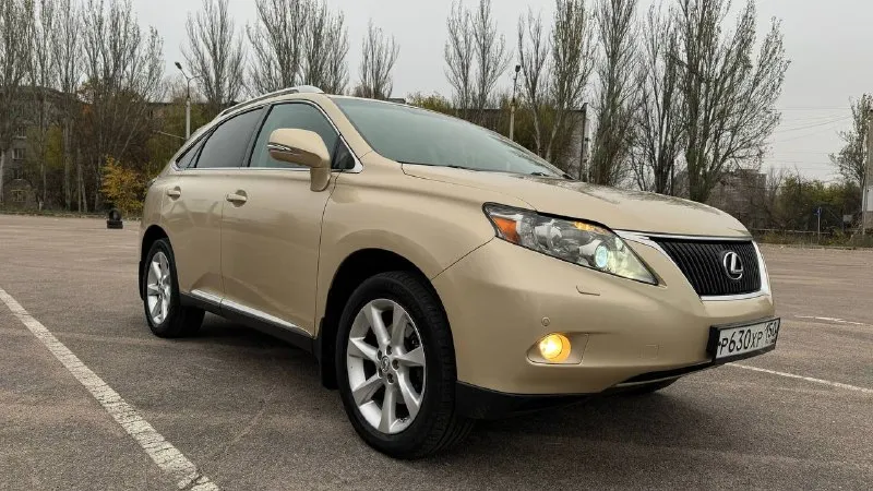 В продаже lexus rx 350 2010г. два собственника, оформлена на меня. идеальная история, дилерский автомобиль. 2gr 3.5 v6 (277лс) полноценный автомат полный привод пробег 117 000 км подтвержден. полный комплект ключей. сервисная книжка и все счета за обслуживание. в заводском окрасе, все стекла родные. машина в идеальном состоянии, полностью вся обслужена, без вложений. самая топовая комплектация. подогрев, вентиляция, память сидений водительского и пассажира. две камеры. бесключевой доступ, люк. электропривод багажника. акустика mark levinson. проекция на лобовое стекло. донецк, калининский цена 2 750 000 руб 📞 звоните: +7(949)7710177 - фотография - 1