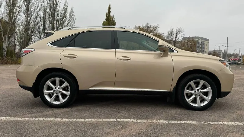 В продаже lexus rx 350 2010г. два собственника, оформлена на меня. идеальная история, дилерский автомобиль. 2gr 3.5 v6 (277лс) полноценный автомат полный привод пробег 117 000 км подтвержден. полный комплект ключей. сервисная книжка и все счета за обслуживание. в заводском окрасе, все стекла родные. машина в идеальном состоянии, полностью вся обслужена, без вложений. самая топовая комплектация. подогрев, вентиляция, память сидений водительского и пассажира. две камеры. бесключевой доступ, люк. электропривод багажника. акустика mark levinson. проекция на лобовое стекло. донецк, калининский цена 2 750 000 руб 📞 звоните: +7(949)7710177 - фотография - 2