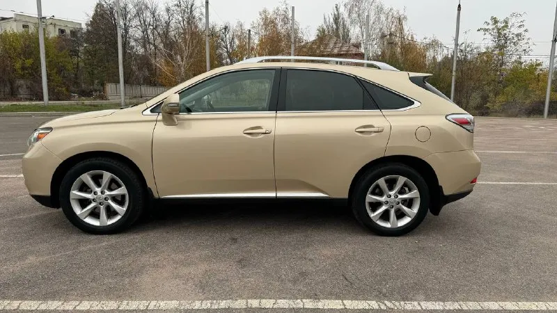 В продаже lexus rx 350 2010г. два собственника, оформлена на меня. идеальная история, дилерский автомобиль. 2gr 3.5 v6 (277лс) полноценный автомат полный привод пробег 117 000 км подтвержден. полный комплект ключей. сервисная книжка и все счета за обслуживание. в заводском окрасе, все стекла родные. машина в идеальном состоянии, полностью вся обслужена, без вложений. самая топовая комплектация. подогрев, вентиляция, память сидений водительского и пассажира. две камеры. бесключевой доступ, люк. электропривод багажника. акустика mark levinson. проекция на лобовое стекло. донецк, калининский цена 2 750 000 руб 📞 звоните: +7(949)7710177 - фотография - 3