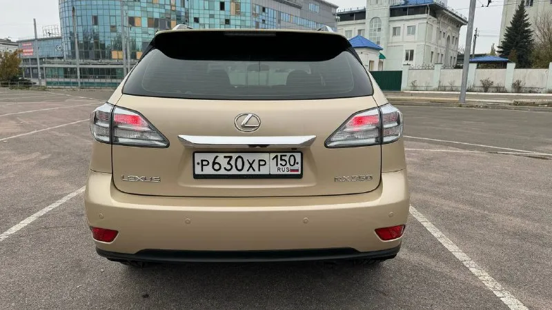 В продаже lexus rx 350 2010г. два собственника, оформлена на меня. идеальная история, дилерский автомобиль. 2gr 3.5 v6 (277лс) полноценный автомат полный привод пробег 117 000 км подтвержден. полный комплект ключей. сервисная книжка и все счета за обслуживание. в заводском окрасе, все стекла родные. машина в идеальном состоянии, полностью вся обслужена, без вложений. самая топовая комплектация. подогрев, вентиляция, память сидений водительского и пассажира. две камеры. бесключевой доступ, люк. электропривод багажника. акустика mark levinson. проекция на лобовое стекло. донецк, калининский цена 2 750 000 руб 📞 звоните: +7(949)7710177 - фотография - 5