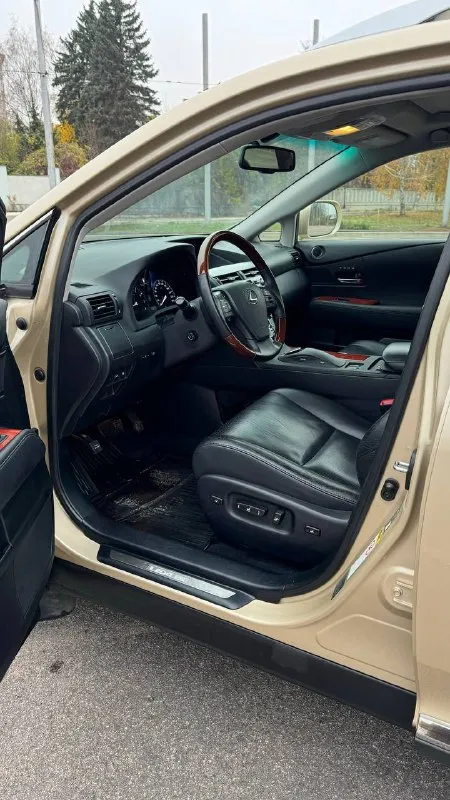 В продаже lexus rx 350 2010г. два собственника, оформлена на меня. идеальная история, дилерский автомобиль. 2gr 3.5 v6 (277лс) полноценный автомат полный привод пробег 117 000 км подтвержден. полный комплект ключей. сервисная книжка и все счета за обслуживание. в заводском окрасе, все стекла родные. машина в идеальном состоянии, полностью вся обслужена, без вложений. самая топовая комплектация. подогрев, вентиляция, память сидений водительского и пассажира. две камеры. бесключевой доступ, люк. электропривод багажника. акустика mark levinson. проекция на лобовое стекло. донецк, калининский цена 2 750 000 руб 📞 звоните: +7(949)7710177 - фотография - 6