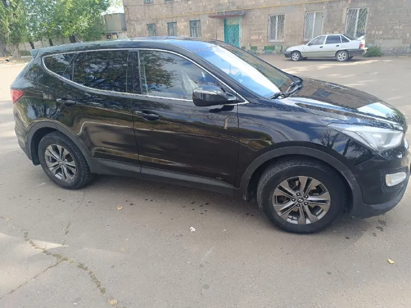 Продаётся !!!! hyundai santa fe ( hyundai сантафе) год выпуска:2013 двигатель 2.4 бензин, работает идеально. кпп:автомат, работает идеально пробег: 238 тыс. камера заднего хода, парктроник, подогрев передних сидений и т. д.. два ключа, хорошая зимняя резина. машина без дтп. машина в отличном техническом состоянии, обслужена и готова к ежедневной эксплуатации!!! осмотр г. харцызск +79493183071 цена: 1 млн.460 тыс. рублей. торг 📲 tg: александр 📞 звоните: +7(949)3183071 - фотография - 2