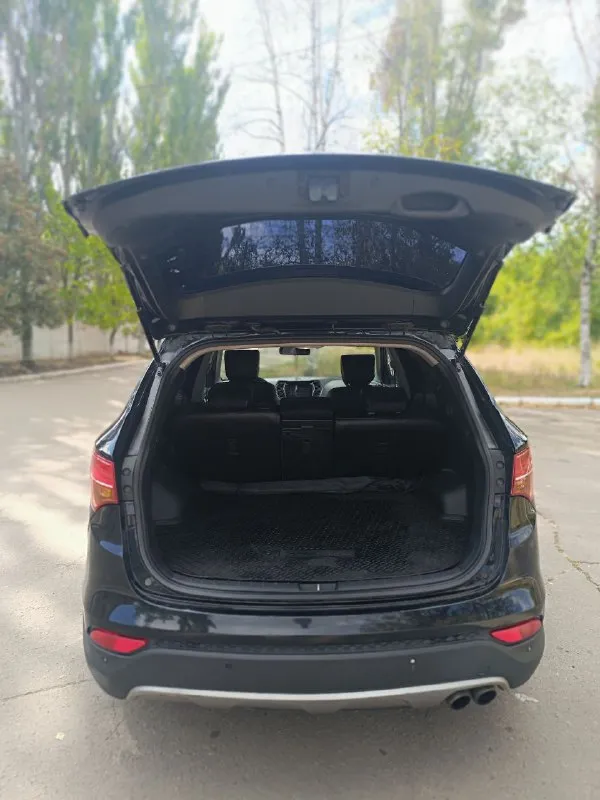 Продаётся !!!! hyundai santa fe ( hyundai сантафе) год выпуска:2013 двигатель 2.4 бензин, работает идеально. кпп:автомат, работает идеально пробег: 238 тыс. камера заднего хода, парктроник, подогрев передних сидений и т. д.. два ключа, хорошая зимняя резина. машина без дтп. машина в отличном техническом состоянии, обслужена и готова к ежедневной эксплуатации!!! осмотр г. харцызск +79493183071 цена: 1 млн.460 тыс. рублей. торг 📲 tg: александр 📞 звоните: +7(949)3183071 - фотография - 4