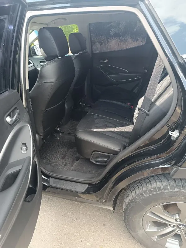 Продаётся !!!! hyundai santa fe ( hyundai сантафе) год выпуска:2013 двигатель 2.4 бензин, работает идеально. кпп:автомат, работает идеально пробег: 238 тыс. камера заднего хода, парктроник, подогрев передних сидений и т. д.. два ключа, хорошая зимняя резина. машина без дтп. машина в отличном техническом состоянии, обслужена и готова к ежедневной эксплуатации!!! осмотр г. харцызск +79493183071 цена: 1 млн.460 тыс. рублей. торг 📲 tg: александр 📞 звоните: +7(949)3183071 - фотография - 7