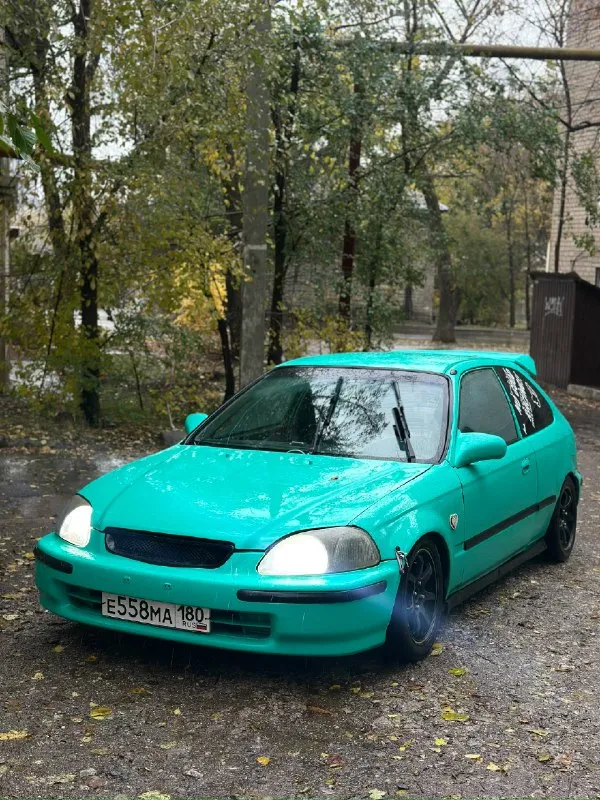 💸 цена: 350 000 ₽ (торг у капота) 🚗 honda civic ek 1.4 mt — 1998 год стиль. лёгкость. настоящая атмосфера jdm. этот civic — не просто машина, а настроение, которое собирает взгляды и дарит кайф от каждой поездки. 💨 техника и ходовая: двигатель d14 — бодрый, после капиталки, пробег после ремонта ~10 000 км едет как d15 — мотор живой и отзывчивый коробка механика s40 — короткоходка, передачи втыкаются чётко новые койловеры по кругу (регулируемая высота) распорка на стаканах, спойлер и задняя губа typer, зеркала от usdm civic передняя часть обновлена: новый капот, крылья, бампер (пластик) шумоизоляция сделана вместе с покраской 🧊 комфорт и интерьер: кондиционер (работает, немного холодит) 2 электростеклоподъёмника электрозеркала родные коврики civic, ухоженный салон установлена нормальная музыка — подключил и поехал 🛠️ кузов и состояние: кузов переварен, дно не гнилое геометрия ровная, без сюрпризов сел и поехал — без вложений 🔥 итог: живой, ухоженный civic с харизмой и душ 📞 звоните: +7(949)3818867 - фотография - 2
