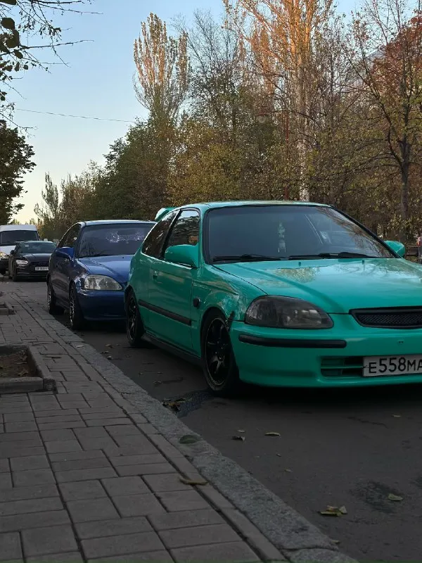 💸 цена: 350 000 ₽ (торг у капота) 🚗 honda civic ek 1.4 mt — 1998 год стиль. лёгкость. настоящая атмосфера jdm. этот civic — не просто машина, а настроение, которое собирает взгляды и дарит кайф от каждой поездки. 💨 техника и ходовая: двигатель d14 — бодрый, после капиталки, пробег после ремонта ~10 000 км едет как d15 — мотор живой и отзывчивый коробка механика s40 — короткоходка, передачи втыкаются чётко новые койловеры по кругу (регулируемая высота) распорка на стаканах, спойлер и задняя губа typer, зеркала от usdm civic передняя часть обновлена: новый капот, крылья, бампер (пластик) шумоизоляция сделана вместе с покраской 🧊 комфорт и интерьер: кондиционер (работает, немного холодит) 2 электростеклоподъёмника электрозеркала родные коврики civic, ухоженный салон установлена нормальная музыка — подключил и поехал 🛠️ кузов и состояние: кузов переварен, дно не гнилое геометрия ровная, без сюрпризов сел и поехал — без вложений 🔥 итог: живой, ухоженный civic с харизмой и душ 📞 звоните: +7(949)3818867 - фотография - 3
