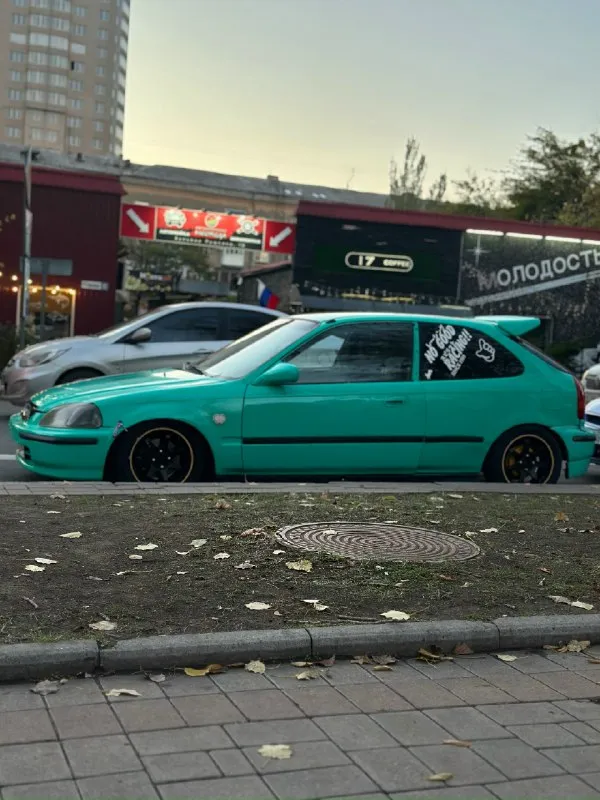 💸 цена: 350 000 ₽ (торг у капота) 🚗 honda civic ek 1.4 mt — 1998 год стиль. лёгкость. настоящая атмосфера jdm. этот civic — не просто машина, а настроение, которое собирает взгляды и дарит кайф от каждой поездки. 💨 техника и ходовая: двигатель d14 — бодрый, после капиталки, пробег после ремонта ~10 000 км едет как d15 — мотор живой и отзывчивый коробка механика s40 — короткоходка, передачи втыкаются чётко новые койловеры по кругу (регулируемая высота) распорка на стаканах, спойлер и задняя губа typer, зеркала от usdm civic передняя часть обновлена: новый капот, крылья, бампер (пластик) шумоизоляция сделана вместе с покраской 🧊 комфорт и интерьер: кондиционер (работает, немного холодит) 2 электростеклоподъёмника электрозеркала родные коврики civic, ухоженный салон установлена нормальная музыка — подключил и поехал 🛠️ кузов и состояние: кузов переварен, дно не гнилое геометрия ровная, без сюрпризов сел и поехал — без вложений 🔥 итог: живой, ухоженный civic с харизмой и душ 📞 звоните: +7(949)3818867 - фотография - 4