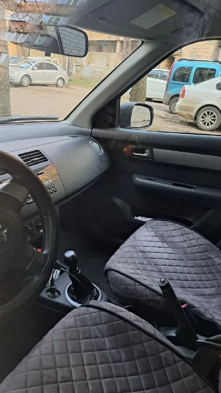 Suzuki swift 1.5 mt. 2008 199.000 пробег отличная экономичная машинка, ходовка комфортная, коцек не много, технически обслужена, на зимней резине, расход 7 литров, по трассе 140 без проблем, обслужены тормоза, без проблемный автомобиль, ходовая в порядке, заменены свечи провода, катушка, есть заказ-наряды, сел поехал, собственник. 1 хозяин в птс 550 тыс +79496397148 - фотография - 4