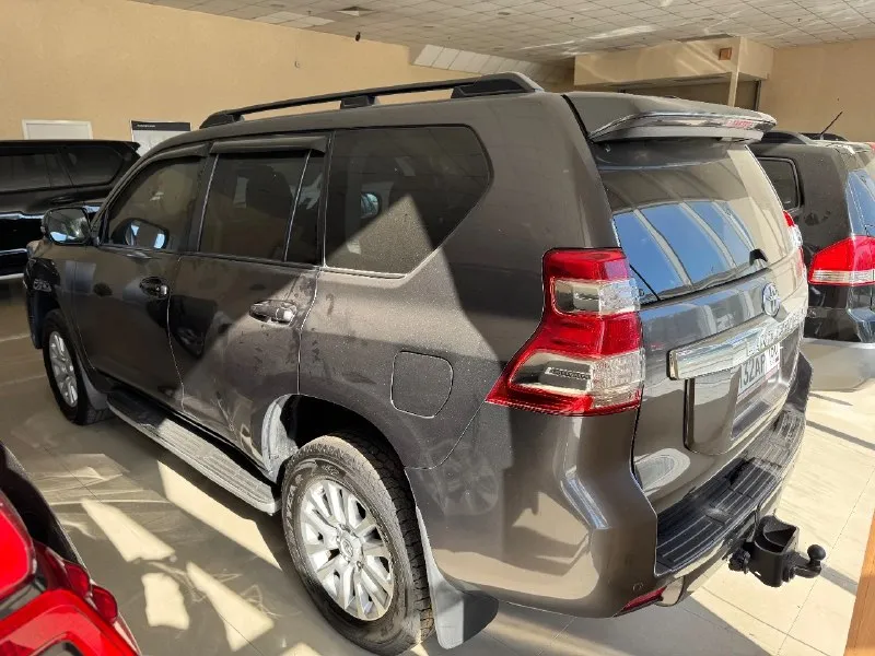 Toyota land cruiser prado 150 2014 г. в. , пробег 230 000 км мотор 3.0 турбодизель, механическая кпп, полный привод. автомобиль без дтп, пригнан из франции в 2023 году, с тех пор в одних руках. полностью обслужен, вложений не требует. в прошлом году делалась антикоррозионная обработка с полным разбором, кузов и рама в идеальном состоянии, в придачу два комплекта резины. два ключа. цена 3.300.000₽, торг. подробности по телефону +79493024791 📞 звоните: +7(949)3024791 - фотография - 3