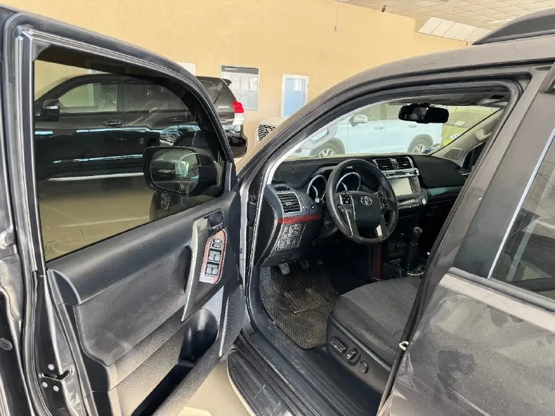 Toyota land cruiser prado 150 2014 г. в. , пробег 230 000 км мотор 3.0 турбодизель, механическая кпп, полный привод. автомобиль без дтп, пригнан из франции в 2023 году, с тех пор в одних руках. полностью обслужен, вложений не требует. в прошлом году делалась антикоррозионная обработка с полным разбором, кузов и рама в идеальном состоянии, в придачу два комплекта резины. два ключа. цена 3.300.000₽, торг. подробности по телефону +79493024791 📞 звоните: +7(949)3024791 - фотография - 6