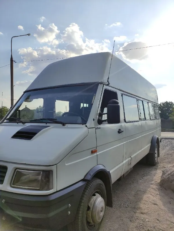 Iveco 5912 2,5 tdi,1994 г. рамный автобус 21 место по документам. полный кап ремонт двигателя. идеальный вариант неприхотливой рабочей лошадки. машина в хорошем состоянии. хорошее состояние кузова, на маршруте не работала машина. 3 печки, электрокотел подогрева двигателя в зимнее время. резина зима. новый аккумулятор. цена 750 000. только полное переоформление. +7(949)514-50-07. 📲 tg: денис 📞 +7(949)514-50-07 📲 tg: денис 📞 звоните: +7(949)5145007 - фотография - 2