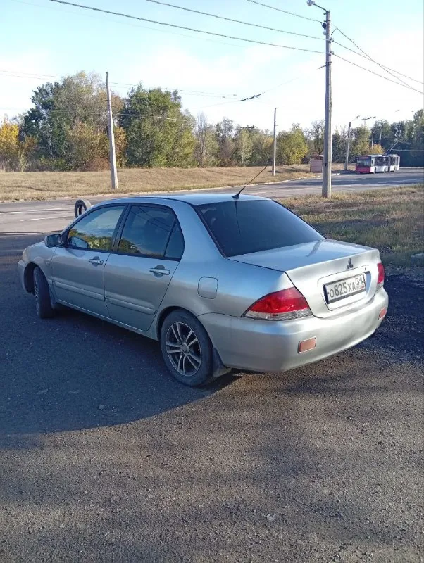 Мицубиси ланцер. 2006 год выпуска, 1.6 бензин, мех 5 ст. пробег 196.000км. автомобиль в хорошем состоянии, полностью на ходу. по кузову в хорошем состоянии (есть конечно рыжики, на переднем крыле, и на задних арках, но не критические без дыр). все стекла оригинал! (лобовое с трещиной) установленна короткоходовая кулиса кпп, распорка " стаканов"!салон в отличном состоянии, вся электрика рабочая, кондиционер рабочий. мотор после ремонта! (были заменены кольца, вкладыши, маслосьмные кольца, ,притерта гбц, +замена грм). по договоренности предоставлю авто на проверку на ваше сто. юридически оформление без проблем!автотека по запросу. могу выслать видео авто. осмотр донецк, ленинский район. прошу 350.000 рублей, торг уместен у капота. больше информации по +79493954619 - фотография - 3