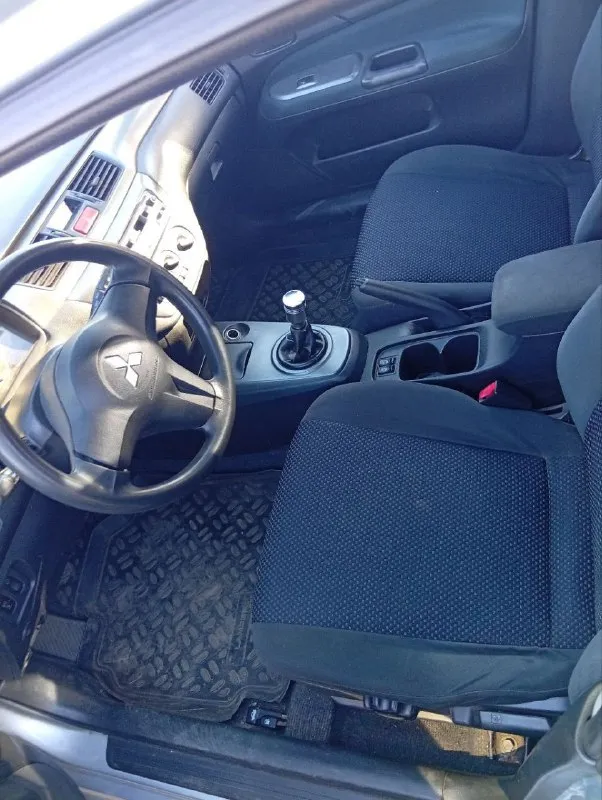 Мицубиси ланцер. 2006 год выпуска, 1.6 бензин, мех 5 ст. пробег 196.000км. автомобиль в хорошем состоянии, полностью на ходу. по кузову в хорошем состоянии (есть конечно рыжики, на переднем крыле, и на задних арках, но не критические без дыр). все стекла оригинал! (лобовое с трещиной) установленна короткоходовая кулиса кпп, распорка " стаканов"!салон в отличном состоянии, вся электрика рабочая, кондиционер рабочий. мотор после ремонта! (были заменены кольца, вкладыши, маслосьмные кольца, ,притерта гбц, +замена грм). по договоренности предоставлю авто на проверку на ваше сто. юридически оформление без проблем!автотека по запросу. могу выслать видео авто. осмотр донецк, ленинский район. прошу 350.000 рублей, торг уместен у капота. больше информации по +79493954619 - фотография - 7