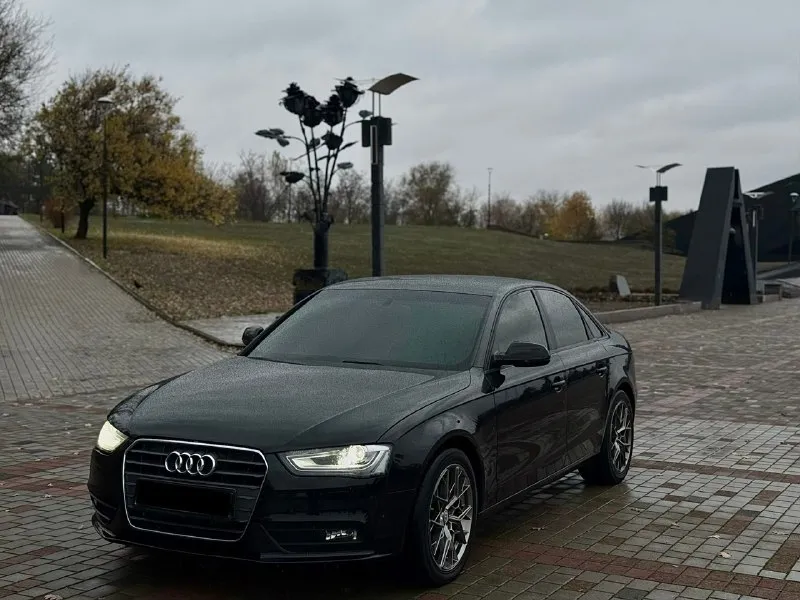 Продам audi a4 в кузове b8 рестайлинг 2013 года выпуска мотор 1.8t пробег 125.000 км коробка автомат работает отлично. так же в автомобиле имеется: климат контроль, электро регулировка боковых зеркал, складывание зеркал, подогревы сидений, подогрев лобового стекла, мультифункциональное рулевое колесо, круиз контроль, бортовой компьютер, датчик света, датчик дождя, камера заднего вида, задние парктронники, адаптивный свет. ✅комплект летней резины на дисках в подарок. любой вид переоформления. цена 1.280.000₽ хорошим людям хороший торг 🤝🏼 номер для связи +79494363581 📞 звоните: +7(949)4363581 - фотография - 1