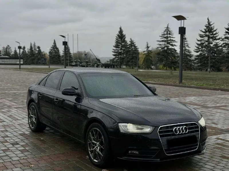 Продам audi a4 в кузове b8 рестайлинг 2013 года выпуска мотор 1.8t пробег 125.000 км коробка автомат работает отлично. так же в автомобиле имеется: климат контроль, электро регулировка боковых зеркал, складывание зеркал, подогревы сидений, подогрев лобового стекла, мультифункциональное рулевое колесо, круиз контроль, бортовой компьютер, датчик света, датчик дождя, камера заднего вида, задние парктронники, адаптивный свет. ✅комплект летней резины на дисках в подарок. любой вид переоформления. цена 1.280.000₽ хорошим людям хороший торг 🤝🏼 номер для связи +79494363581 📞 звоните: +7(949)4363581 - фотография - 2