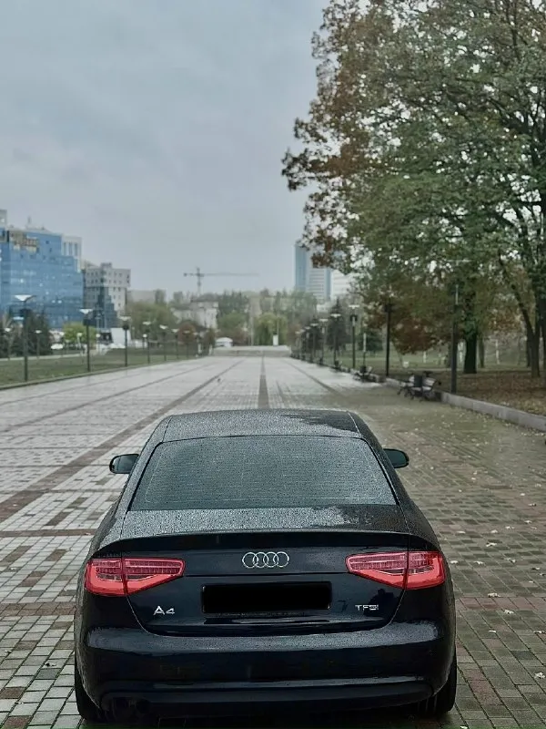 Продам audi a4 в кузове b8 рестайлинг 2013 года выпуска мотор 1.8t пробег 125.000 км коробка автомат работает отлично. так же в автомобиле имеется: климат контроль, электро регулировка боковых зеркал, складывание зеркал, подогревы сидений, подогрев лобового стекла, мультифункциональное рулевое колесо, круиз контроль, бортовой компьютер, датчик света, датчик дождя, камера заднего вида, задние парктронники, адаптивный свет. ✅комплект летней резины на дисках в подарок. любой вид переоформления. цена 1.280.000₽ хорошим людям хороший торг 🤝🏼 номер для связи +79494363581 📞 звоните: +7(949)4363581 - фотография - 3