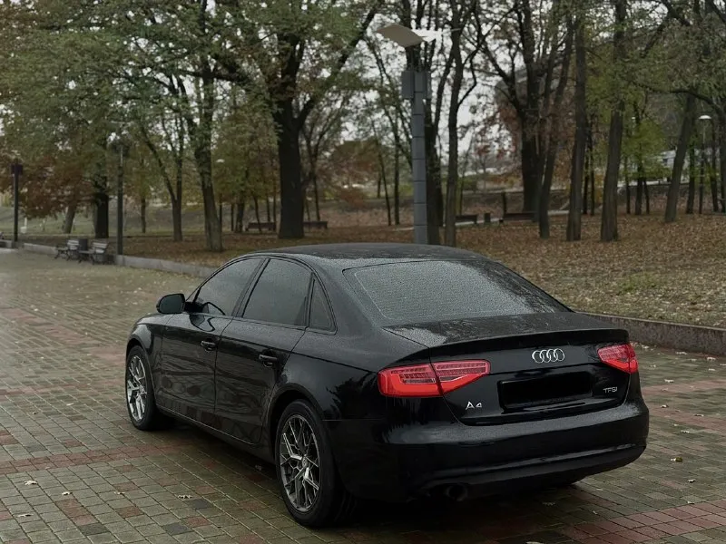 Продам audi a4 в кузове b8 рестайлинг 2013 года выпуска мотор 1.8t пробег 125.000 км коробка автомат работает отлично. так же в автомобиле имеется: климат контроль, электро регулировка боковых зеркал, складывание зеркал, подогревы сидений, подогрев лобового стекла, мультифункциональное рулевое колесо, круиз контроль, бортовой компьютер, датчик света, датчик дождя, камера заднего вида, задние парктронники, адаптивный свет. ✅комплект летней резины на дисках в подарок. любой вид переоформления. цена 1.280.000₽ хорошим людям хороший торг 🤝🏼 номер для связи +79494363581 📞 звоните: +7(949)4363581 - фотография - 4