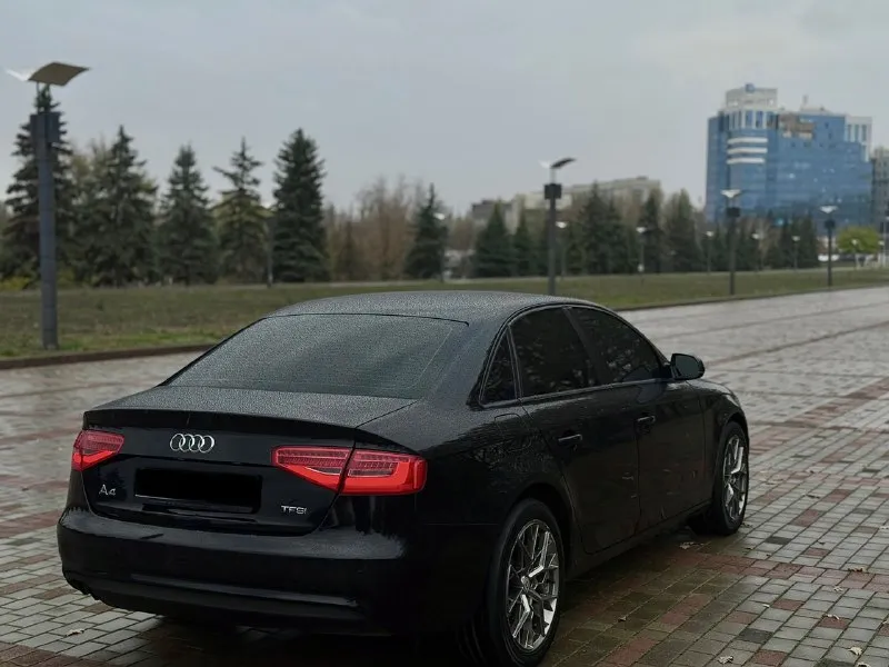 Продам audi a4 в кузове b8 рестайлинг 2013 года выпуска мотор 1.8t пробег 125.000 км коробка автомат работает отлично. так же в автомобиле имеется: климат контроль, электро регулировка боковых зеркал, складывание зеркал, подогревы сидений, подогрев лобового стекла, мультифункциональное рулевое колесо, круиз контроль, бортовой компьютер, датчик света, датчик дождя, камера заднего вида, задние парктронники, адаптивный свет. ✅комплект летней резины на дисках в подарок. любой вид переоформления. цена 1.280.000₽ хорошим людям хороший торг 🤝🏼 номер для связи +79494363581 📞 звоните: +7(949)4363581 - фотография - 5
