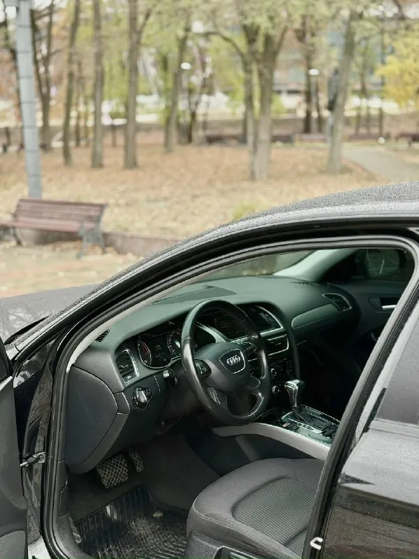 Продам audi a4 в кузове b8 рестайлинг 2013 года выпуска мотор 1.8t пробег 125.000 км коробка автомат работает отлично. так же в автомобиле имеется: климат контроль, электро регулировка боковых зеркал, складывание зеркал, подогревы сидений, подогрев лобового стекла, мультифункциональное рулевое колесо, круиз контроль, бортовой компьютер, датчик света, датчик дождя, камера заднего вида, задние парктронники, адаптивный свет. ✅комплект летней резины на дисках в подарок. любой вид переоформления. цена 1.280.000₽ хорошим людям хороший торг 🤝🏼 номер для связи +79494363581 📞 звоните: +7(949)4363581 - фотография - 6