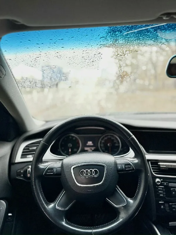 Продам audi a4 в кузове b8 рестайлинг 2013 года выпуска мотор 1.8t пробег 125.000 км коробка автомат работает отлично. так же в автомобиле имеется: климат контроль, электро регулировка боковых зеркал, складывание зеркал, подогревы сидений, подогрев лобового стекла, мультифункциональное рулевое колесо, круиз контроль, бортовой компьютер, датчик света, датчик дождя, камера заднего вида, задние парктронники, адаптивный свет. ✅комплект летней резины на дисках в подарок. любой вид переоформления. цена 1.280.000₽ хорошим людям хороший торг 🤝🏼 номер для связи +79494363581 📞 звоните: +7(949)4363581 - фотография - 7
