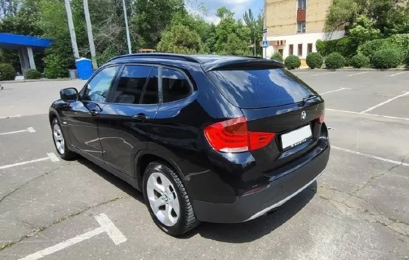 Продам bmw x1 e84 2011 г, bmw х1 е84 2.0 бензин, 6 ступ, задний привод 275 000 км пробег, учет 180 регион 2024 март - замена цепи грм 2025 февраль - переуплотнили двс 2025 май - частичный ремонт ходовой 2025 август - обслужили кузов в хорошем состоянии, мелкие ньюансы есть резина зима - лето. машинка каждый день на ходу, сел поехал. цена 900 000 р +7 949 39 88 128 📲 tg: @necaramel 📞 звоните: +7(949)3988128 - фотография - 3