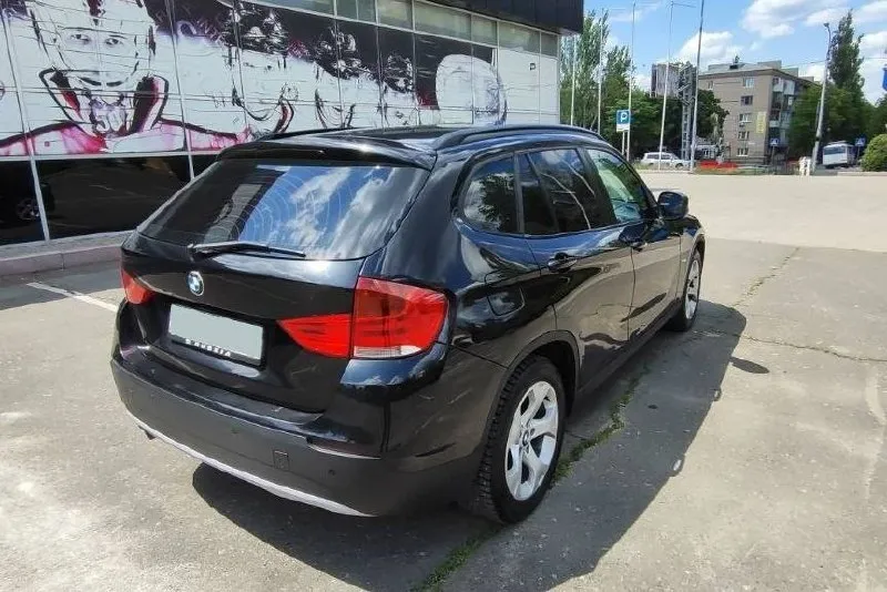 Продам bmw x1 e84 2011 г, bmw х1 е84 2.0 бензин, 6 ступ, задний привод 275 000 км пробег, учет 180 регион 2024 март - замена цепи грм 2025 февраль - переуплотнили двс 2025 май - частичный ремонт ходовой 2025 август - обслужили кузов в хорошем состоянии, мелкие ньюансы есть резина зима - лето. машинка каждый день на ходу, сел поехал. цена 900 000 р +7 949 39 88 128 📲 tg: @necaramel 📞 звоните: +7(949)3988128 - фотография - 4