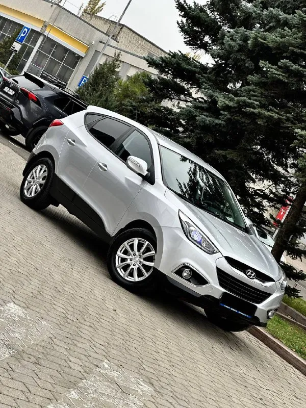 Hyundai ix35 rest кпп - автоматическая цена - 1.535.000₽ год выпуска - 2014 тел. - +79496799814 либо - +79493902663 автомобиль в идеальнейшем состоянии, без единого изъяна по кузову. техническая часть на 5+ полностью обслужена и не требует ни каких вложений. двигатель работает тихо, без каких либо посторонних звуков. чистый и ухоженный салон. запаска не разу не ставилась. комплектация: двухзонный климат-контроль; круиз-контроль; кожаный салон ( в идеальном состоянии ) подогревы всех сидений; эл. складываемые зеркала с эл. регулировкой; парктроники; штатная мультимедиа со всеми современными плюшками; мультируль; диски r-17 с отличной резиной; 2 пары ключей; сигнализация с автозапуском ( очень удобно в зимнее время ) датчик света и дождя; помощь при подъёме и спуске; видеорегистратор и т. д. связь не всегда хорошая, на этих же номерах есть telegram. 📲 tg: @vladimir_23_23_23 📞 звоните: +7(949)6799814 - фотография - 1