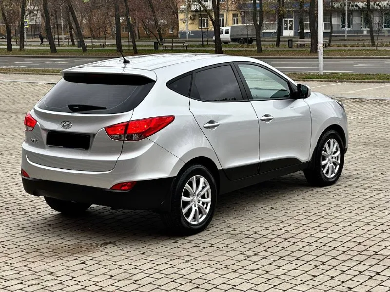 Hyundai ix35 rest кпп - автоматическая цена - 1.535.000₽ год выпуска - 2014 тел. - +79496799814 либо - +79493902663 автомобиль в идеальнейшем состоянии, без единого изъяна по кузову. техническая часть на 5+ полностью обслужена и не требует ни каких вложений. двигатель работает тихо, без каких либо посторонних звуков. чистый и ухоженный салон. запаска не разу не ставилась. комплектация: двухзонный климат-контроль; круиз-контроль; кожаный салон ( в идеальном состоянии ) подогревы всех сидений; эл. складываемые зеркала с эл. регулировкой; парктроники; штатная мультимедиа со всеми современными плюшками; мультируль; диски r-17 с отличной резиной; 2 пары ключей; сигнализация с автозапуском ( очень удобно в зимнее время ) датчик света и дождя; помощь при подъёме и спуске; видеорегистратор и т. д. связь не всегда хорошая, на этих же номерах есть telegram. 📲 tg: @vladimir_23_23_23 📞 звоните: +7(949)6799814 - фотография - 10