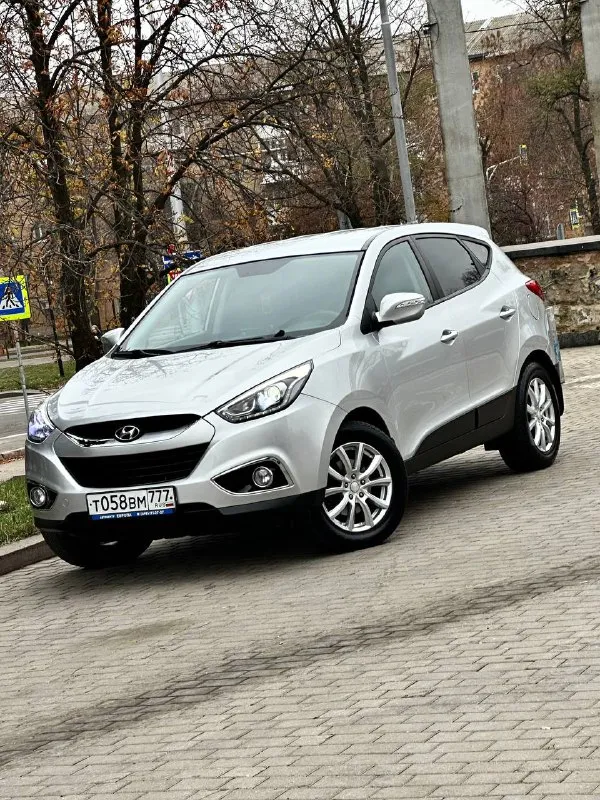 Hyundai ix35 rest кпп - автоматическая цена - 1.535.000₽ год выпуска - 2014 тел. - +79496799814 либо - +79493902663 автомобиль в идеальнейшем состоянии, без единого изъяна по кузову. техническая часть на 5+ полностью обслужена и не требует ни каких вложений. двигатель работает тихо, без каких либо посторонних звуков. чистый и ухоженный салон. запаска не разу не ставилась. комплектация: двухзонный климат-контроль; круиз-контроль; кожаный салон ( в идеальном состоянии ) подогревы всех сидений; эл. складываемые зеркала с эл. регулировкой; парктроники; штатная мультимедиа со всеми современными плюшками; мультируль; диски r-17 с отличной резиной; 2 пары ключей; сигнализация с автозапуском ( очень удобно в зимнее время ) датчик света и дождя; помощь при подъёме и спуске; видеорегистратор и т. д. связь не всегда хорошая, на этих же номерах есть telegram. 📲 tg: @vladimir_23_23_23 📞 звоните: +7(949)6799814 - фотография - 3