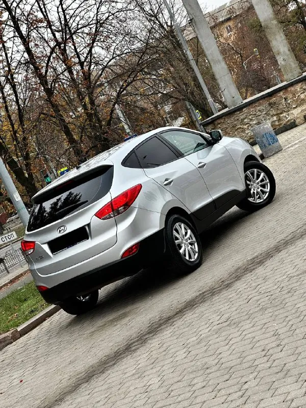 Hyundai ix35 rest кпп - автоматическая цена - 1.535.000₽ год выпуска - 2014 тел. - +79496799814 либо - +79493902663 автомобиль в идеальнейшем состоянии, без единого изъяна по кузову. техническая часть на 5+ полностью обслужена и не требует ни каких вложений. двигатель работает тихо, без каких либо посторонних звуков. чистый и ухоженный салон. запаска не разу не ставилась. комплектация: двухзонный климат-контроль; круиз-контроль; кожаный салон ( в идеальном состоянии ) подогревы всех сидений; эл. складываемые зеркала с эл. регулировкой; парктроники; штатная мультимедиа со всеми современными плюшками; мультируль; диски r-17 с отличной резиной; 2 пары ключей; сигнализация с автозапуском ( очень удобно в зимнее время ) датчик света и дождя; помощь при подъёме и спуске; видеорегистратор и т. д. связь не всегда хорошая, на этих же номерах есть telegram. 📲 tg: @vladimir_23_23_23 📞 звоните: +7(949)6799814 - фотография - 4