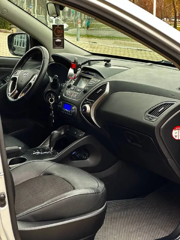 Hyundai ix35 rest кпп - автоматическая цена - 1.535.000₽ год выпуска - 2014 тел. - +79496799814 либо - +79493902663 автомобиль в идеальнейшем состоянии, без единого изъяна по кузову. техническая часть на 5+ полностью обслужена и не требует ни каких вложений. двигатель работает тихо, без каких либо посторонних звуков. чистый и ухоженный салон. запаска не разу не ставилась. комплектация: двухзонный климат-контроль; круиз-контроль; кожаный салон ( в идеальном состоянии ) подогревы всех сидений; эл. складываемые зеркала с эл. регулировкой; парктроники; штатная мультимедиа со всеми современными плюшками; мультируль; диски r-17 с отличной резиной; 2 пары ключей; сигнализация с автозапуском ( очень удобно в зимнее время ) датчик света и дождя; помощь при подъёме и спуске; видеорегистратор и т. д. связь не всегда хорошая, на этих же номерах есть telegram. 📲 tg: @vladimir_23_23_23 📞 звоните: +7(949)6799814 - фотография - 9