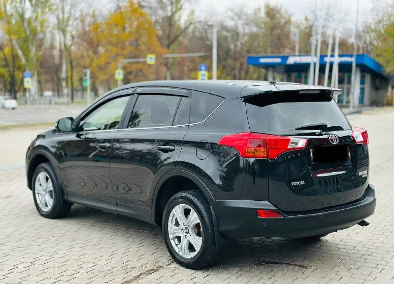Toyota rav4 официал! 2013г бензин 2.0 автомат максимальная комплектация!!! 123 родного пробега!!! автомобиль не требует вложений! есть все для комфортного вождения!! без ключевой доступ, старт/стоп, салон кожа, электро регулировка сидений, подогрев сидений, парктроник, камера заднего вида, монитор, электро багажник, климат/контроль, круиз/контроль, мульти руль, и многое другое…. . с документами полный порядок!!!! переоформление в мрэо!! цена 1,595❗️цена на два дня!!!!!!!!!!!!! все вопросы по тел +79494681080 - фотография - 4