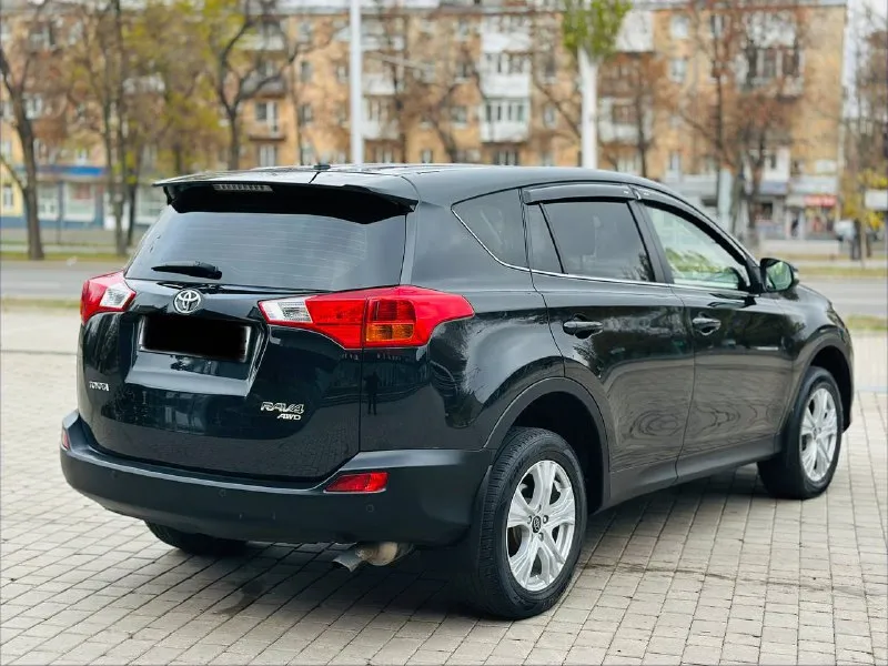 Toyota rav4 официал! 2013г бензин 2.0 автомат максимальная комплектация!!! 123 родного пробега!!! автомобиль не требует вложений! есть все для комфортного вождения!! без ключевой доступ, старт/стоп, салон кожа, электро регулировка сидений, подогрев сидений, парктроник, камера заднего вида, монитор, электро багажник, климат/контроль, круиз/контроль, мульти руль, и многое другое…. . с документами полный порядок!!!! переоформление в мрэо!! цена 1,595❗️цена на два дня!!!!!!!!!!!!! все вопросы по тел +79494681080 - фотография - 6