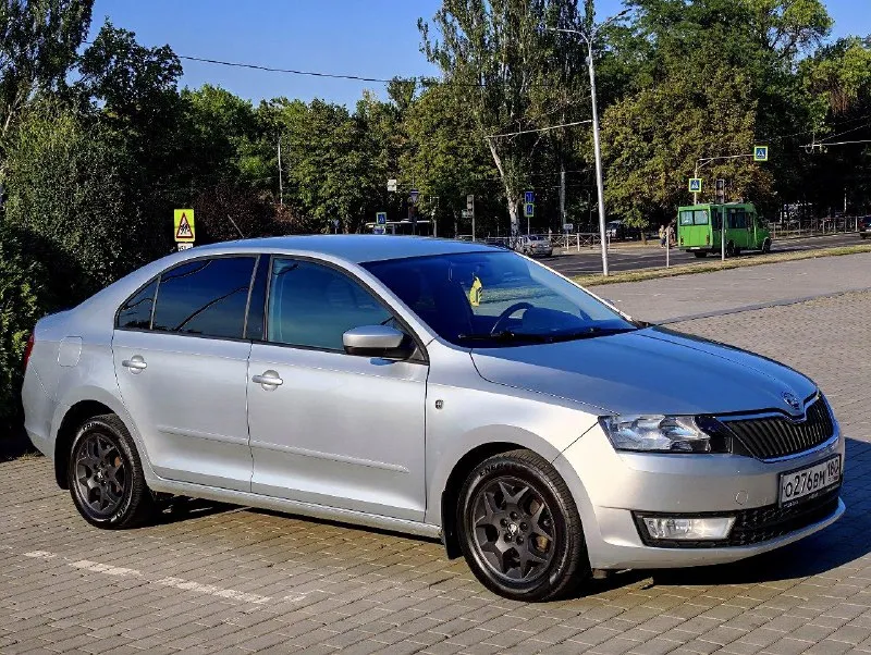 Skoda rapid 2016 1.6 мкпп пробег 169 тыс. км родной!! без дтп собственник, 2 ключа автомобиль а отличном состоянии - эстетическом и техническом. салон чистый. ремонтов и обслуживания не требует. за машиной хорошо слежу. хорошая комплектация: abs, airbags, кондиционер, подогрев сидений и зеркал, мультируль, 4 эсп, родная мультимедия с экраном, led фары и туманки, титановые диски электрозеркала, парктроник. донецк, 950 тыс, торг +79493312011 - фотография - 3