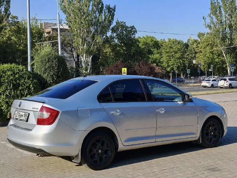 Skoda rapid 2016 1.6 мкпп пробег 169 тыс. км родной!! без дтп собственник, 2 ключа автомобиль а отличном состоянии - эстетическом и техническом. салон чистый. ремонтов и обслуживания не требует. за машиной хорошо слежу. хорошая комплектация: abs, airbags, кондиционер, подогрев сидений и зеркал, мультируль, 4 эсп, родная мультимедия с экраном, led фары и туманки, титановые диски электрозеркала, парктроник. донецк, 950 тыс, торг +79493312011 - фотография - 6