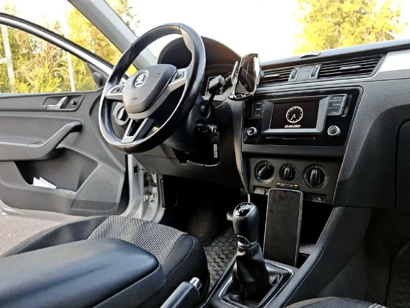 Skoda rapid 2016 1.6 мкпп пробег 169 тыс. км родной!! без дтп собственник, 2 ключа автомобиль а отличном состоянии - эстетическом и техническом. салон чистый. ремонтов и обслуживания не требует. за машиной хорошо слежу. хорошая комплектация: abs, airbags, кондиционер, подогрев сидений и зеркал, мультируль, 4 эсп, родная мультимедия с экраном, led фары и туманки, титановые диски электрозеркала, парктроник. донецк, 950 тыс, торг +79493312011 - фотография - 7