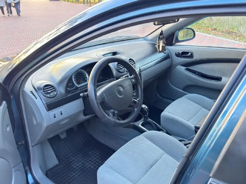 Продам автомобиль в хорошем состоянии без дтп кузов весь в родной краске за исключением двух деталий мотор коробка работает как положено масло не берет не дымит салон в также в отличном состоянии пробег родной. комплект зимних колес в подарок. остальные вопросы по телефону. собственник! 🚗марка шевроле лачетти ⚙мотор 1.6 бензин 📦коробка механика 🏃‍♂‍➡пробег 220 тысяч км 📅год выпуска 2008 💶цена 610 тысяч рублей ☎тел +79497257498 - фотография - 7