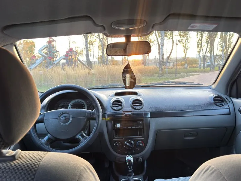 Продам автомобиль в хорошем состоянии без дтп кузов весь в родной краске за исключением двух деталий мотор коробка работает как положено масло не берет не дымит салон в также в отличном состоянии пробег родной. комплект зимних колес в подарок. остальные вопросы по телефону. собственник! 🚗марка шевроле лачетти ⚙мотор 1.6 бензин 📦коробка механика 🏃‍♂‍➡пробег 220 тысяч км 📅год выпуска 2008 💶цена 610 тысяч рублей ☎тел +79497257498 - фотография - 8