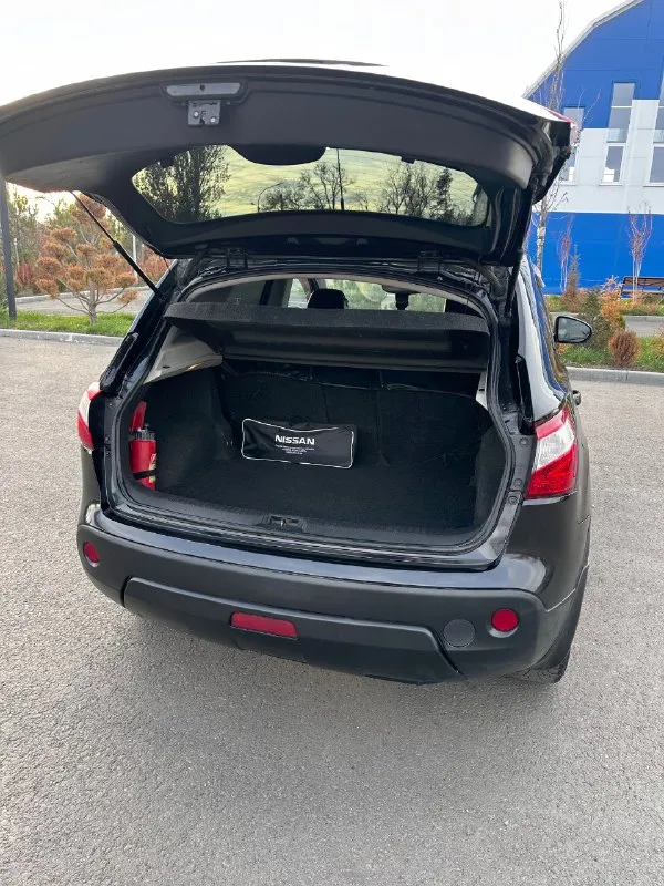 Продам: nissan qashqai 2.0 (рестайлинг!) топливо: бензин / газ год: 2011 тип кпп: механика 6-ст ✅ пробег: 209.000 км - автомобиль в отличном состоянии. 1 владелец по птс. надежный, экономичный, недорогой в обслуживании и в хорошей комплектации. гаражное хранение. 2000км назад поменяны: масло, фильтра, колодки, резина. ✅ кузов: в родном окрасе, стекла заводские. - двигатель: цепной, масло - не расходует. катализатор на месте❗️ ✅ комплектация: - климат-контроль (работает), - круиз-контроль, омыватель фар, линзованная оптика. - подогрев сидений. - мультимедиа: usb, aux, cd, bluetooth. - камера зад. вида. - 2 комплекта ключей - 2 комплекта колес - новый комплект гбо евро-4 в подарок! ✅ документы: птс - оригинал, на учете, без штрафов и ограничений на регистрацию. - продажа только с переоформлением в мрео❗ 📍осмотр в г. донецк, калининский р-н. цена: 899.999 руб (торг у авто) 📞🇷🇺звоните: +7 (949) 394-79-04 - фотография - 7