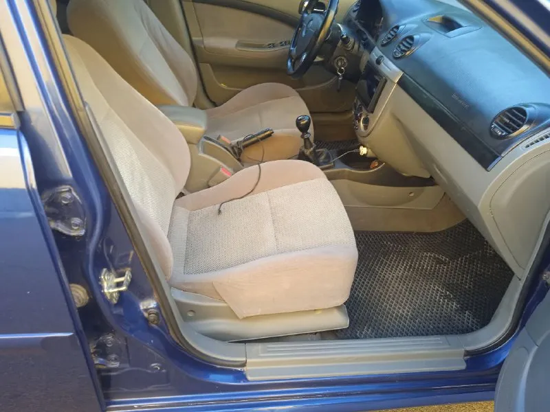 Продам chevrolet лачетти 2007года выпуска, цена 460 000₽ торг, мотор 1,6l,109л, с, пробег 215тыс, авто в хорошем состоянии, что по кузову, что технически, шины r-15, новые, комплектация: гидроусилитель руля, abs, четыре электростеклоподъёмника, шесть подушек безопасности кондиционер холодит, abc, подогрев зеркал заднего вида, музыка андроид, основной свет линза led, тонировка, сигнализация с автозапуском, обслужена вложений не требует, с документами порядок, три владельца по птс, интересующие вопросы по телефону, смотреть авто город, донецк пролетарский район по ул,301стрелковой дивизии, ориентир щетина 32б, на стоянке напротив заправки аси тел +79495963046 📞 звоните: +7(949)5963046 - фотография - 8