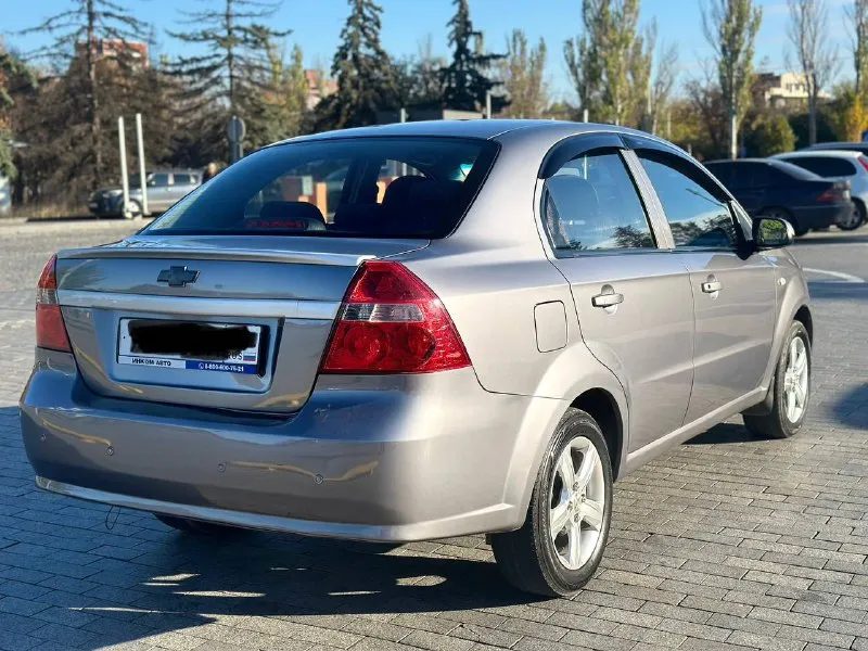 Продам chevrolet aveo, 2010 года, автомобиль с самой лучшей связкой 1,4 ecotec ( маленький расход и хорошая динамика ) + классический автомат aisin, автомат переключает плавно, мотор работает хорошо, надежный, неприхотливый и недорогой в обслуживании авто, мотор без турбин, атмосферник, автомобиль на r15 дисках, комплектация : кондиционер ( заправлен работает отлично ), печка также работает хорошо, стеклоподъемники работают, задние парктроники, магнитола с блютусом, aux. usb, автомобиль прошел полную химчистку салона, 3 - фазную полировку кузова, кузов выглядит хорошо, салон также целый, не затертый, автомобиль юридический чист, цена 530 000 город донецк, +79493303716 покупайте авто у проверенных продавцов, смотрите мой профиль телеграм (+79493303716) там все отзывы моих клиентов, всем добра 🤝✅ 📲 tg: ivan galchenko 📞 звоните: +7(949)3303716 - фотография - 4