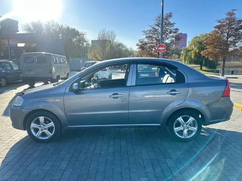 Продам chevrolet aveo, 2010 года, автомобиль с самой лучшей связкой 1,4 ecotec ( маленький расход и хорошая динамика ) + классический автомат aisin, автомат переключает плавно, мотор работает хорошо, надежный, неприхотливый и недорогой в обслуживании авто, мотор без турбин, атмосферник, автомобиль на r15 дисках, комплектация : кондиционер ( заправлен работает отлично ), печка также работает хорошо, стеклоподъемники работают, задние парктроники, магнитола с блютусом, aux. usb, автомобиль прошел полную химчистку салона, 3 - фазную полировку кузова, кузов выглядит хорошо, салон также целый, не затертый, автомобиль юридический чист, цена 530 000 город донецк, +79493303716 покупайте авто у проверенных продавцов, смотрите мой профиль телеграм (+79493303716) там все отзывы моих клиентов, всем добра 🤝✅ 📲 tg: ivan galchenko 📞 звоните: +7(949)3303716 - фотография - 6